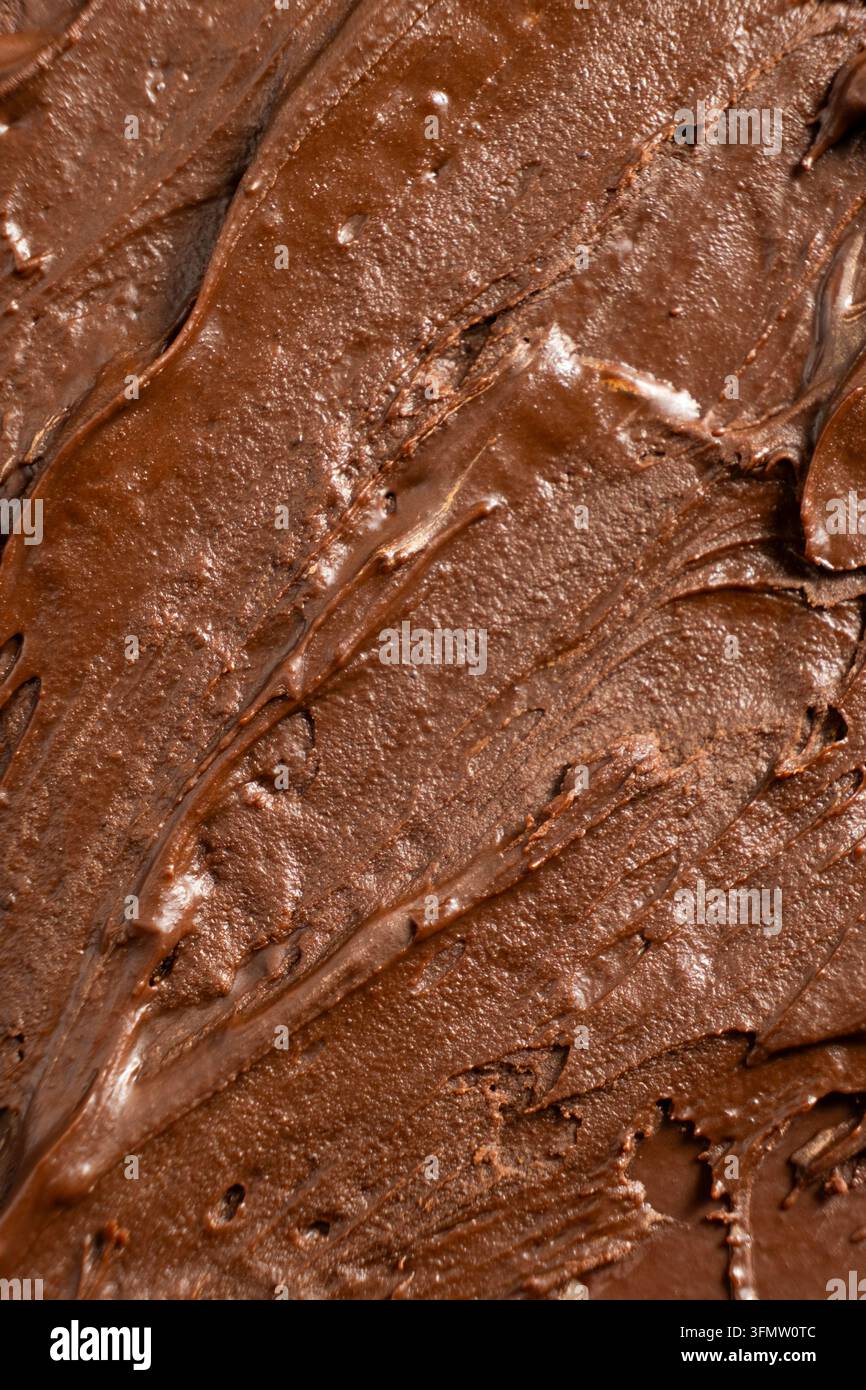 Dicker geschmolzener Schokoladenaufstrich als abstrakter Makro-Hintergrund. Stockfoto