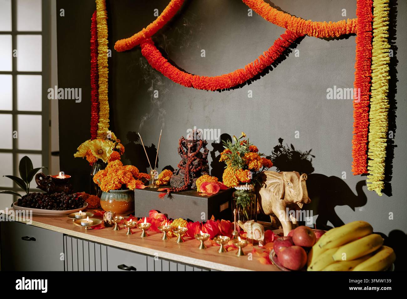 Traditioneller Altar, der mit Ringelblumen für das Fest geschmückt ist Stockfoto