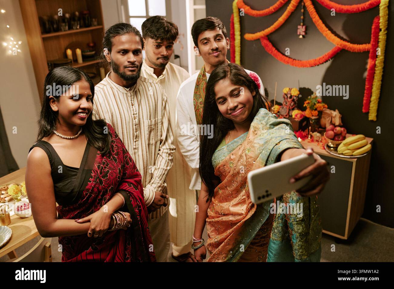 Glückliche indische Freunde, die zu Hause ein Selfie mit dem Smartphone machen Stockfoto