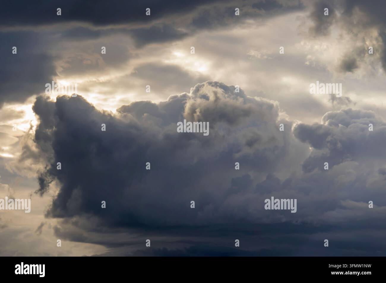 Sturmwolken in einem bedrohlichen Himmel Stockfoto