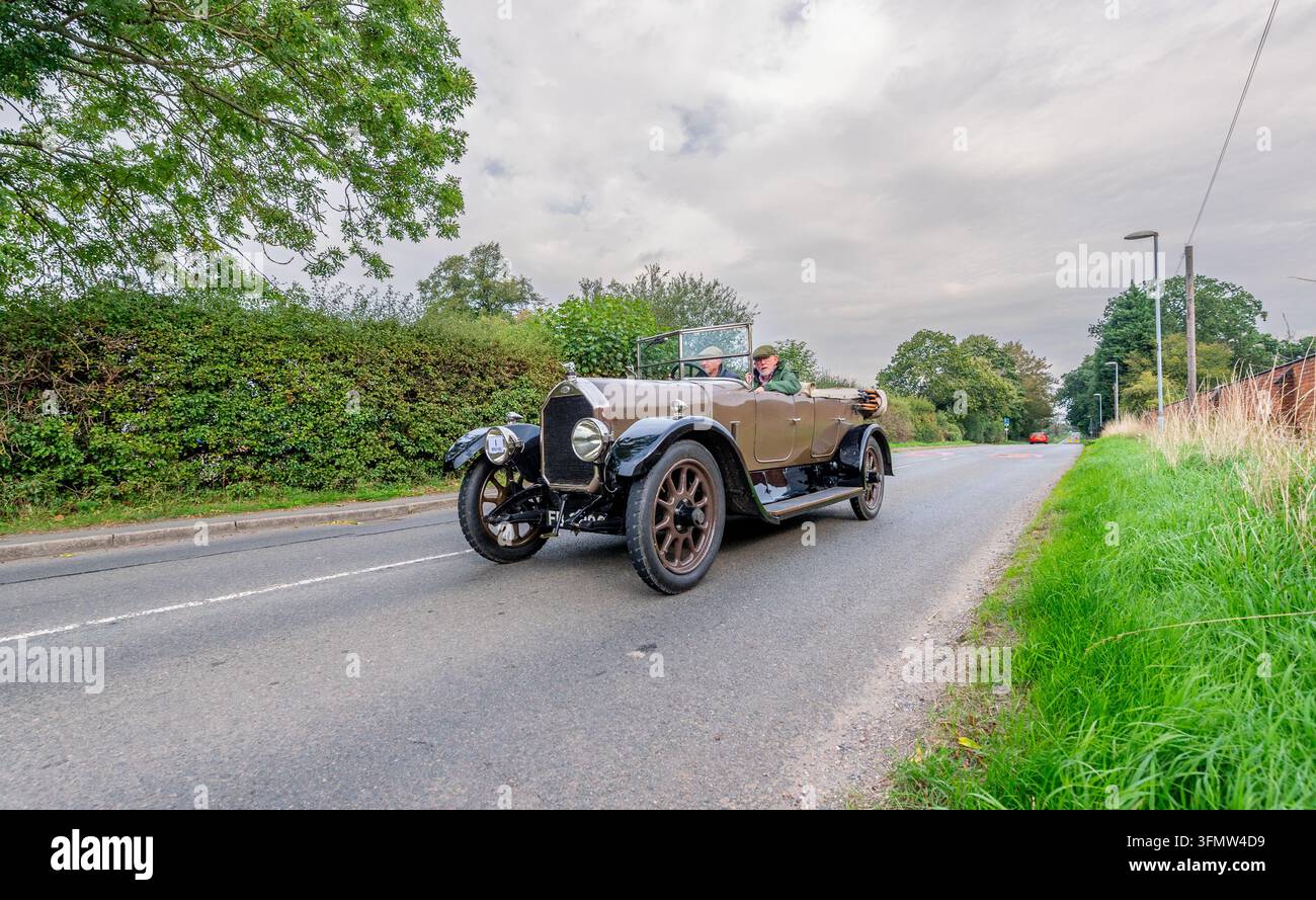 Ein klassisches offenes Humber 15.9 fährt eine ruhige Landstraße in Leicestershire entlang, die als Teil der VSCC Leicestershire Tour gesäumt ist. Stockfoto