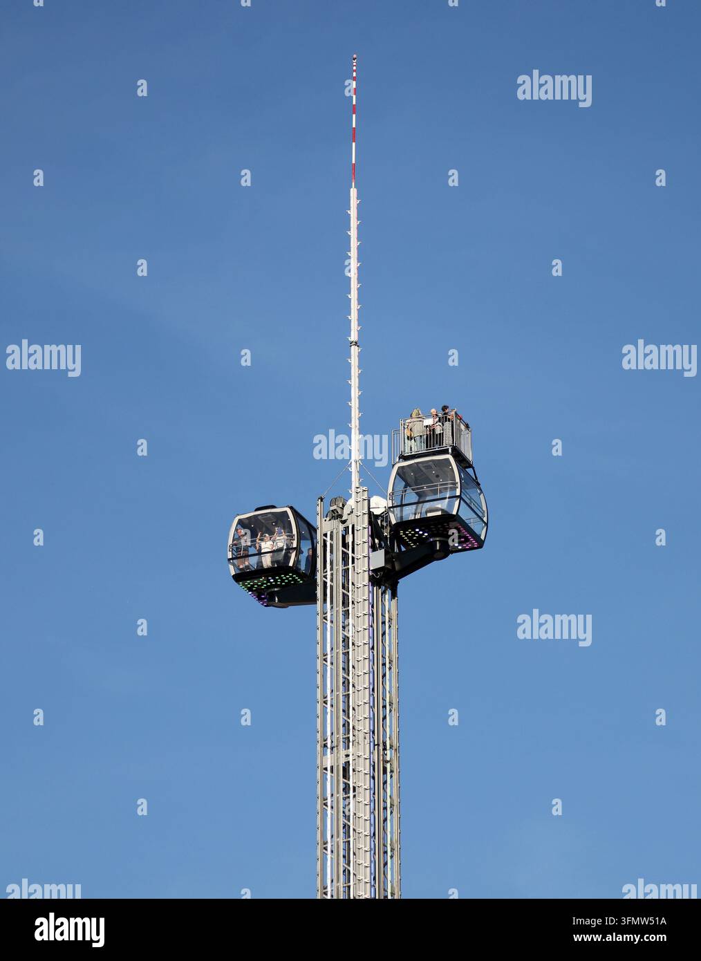 Oktoberfest, Wiesn in München, hier der Blick auf den Skylift-Tower, Fahrgeschäft Stockfoto