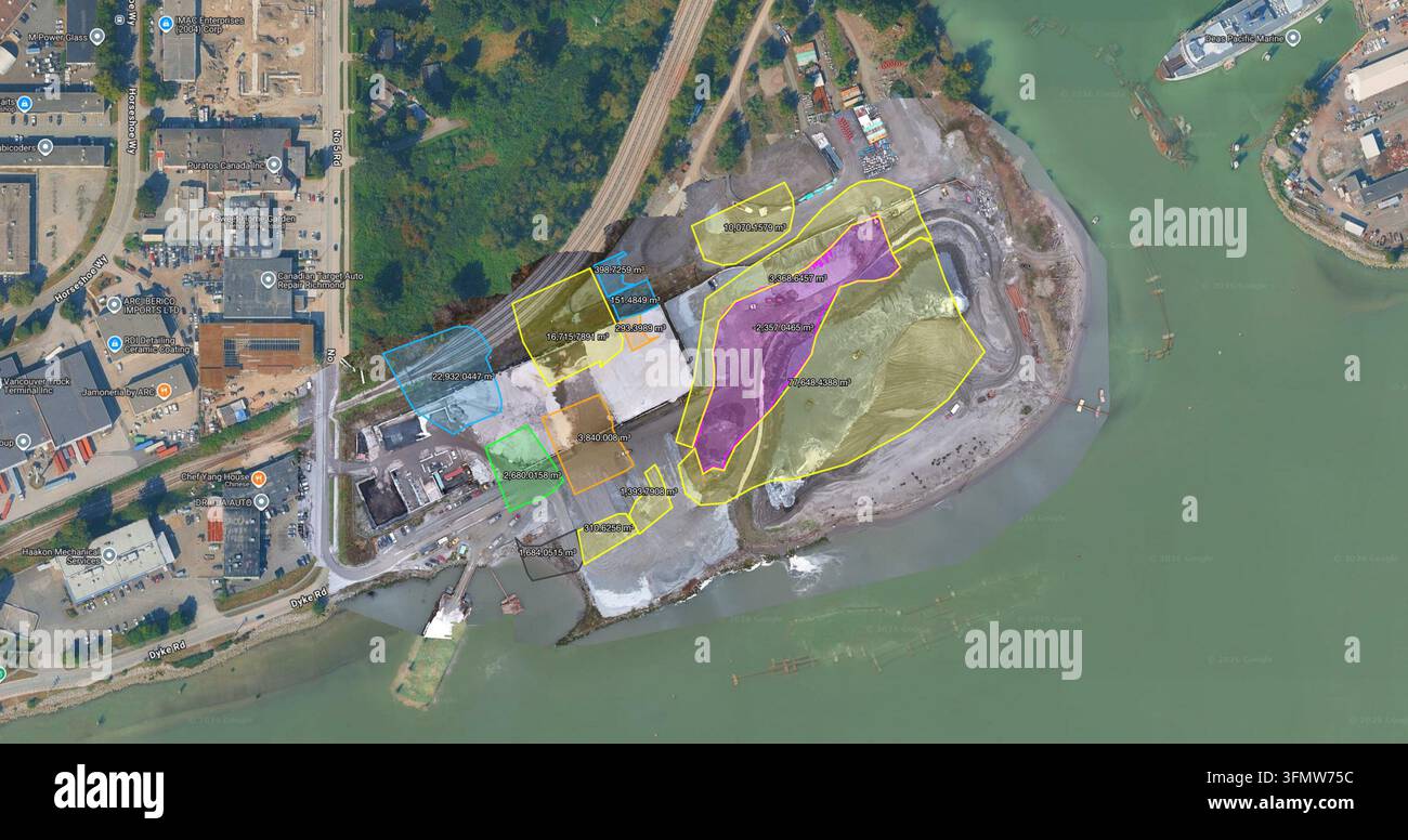 Luftaufnahme eines Industriegeländes mit datenmäßig kartierten Polygonen und 3D-Modell-Überlagerungen entlang der Ufergegend in Richmond, British Columbia, Kanada. Stockfoto
