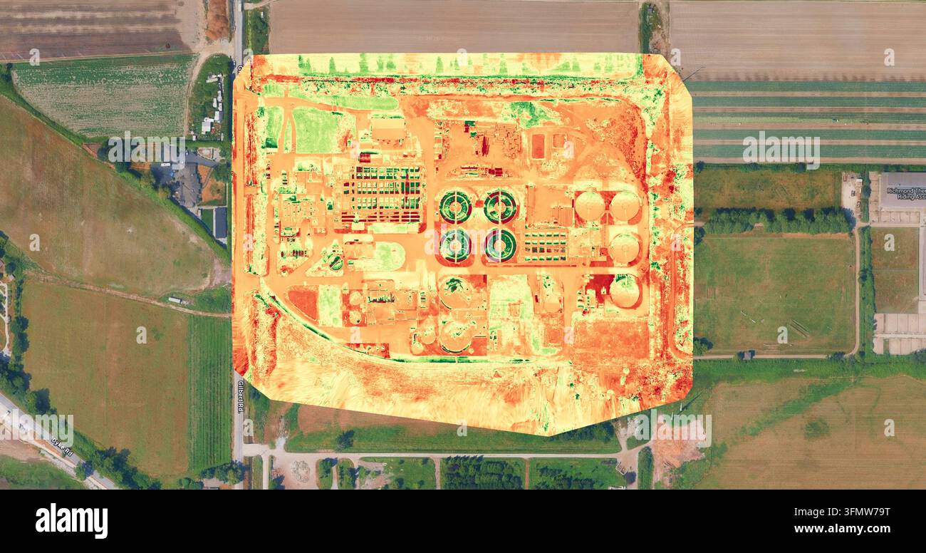 Luftbild einer Kläranlage mit kreisförmigen Klärbecken und industrieller Infrastruktur, dargestellt als Orthofoto-Overlay i Stockfoto