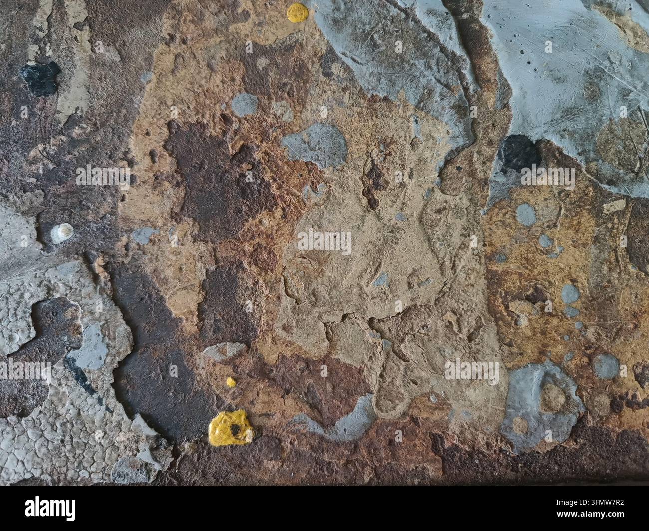 Zerstörter mehrschichtiger Beton mit Rost und abblätternder Farbe. Stockfoto