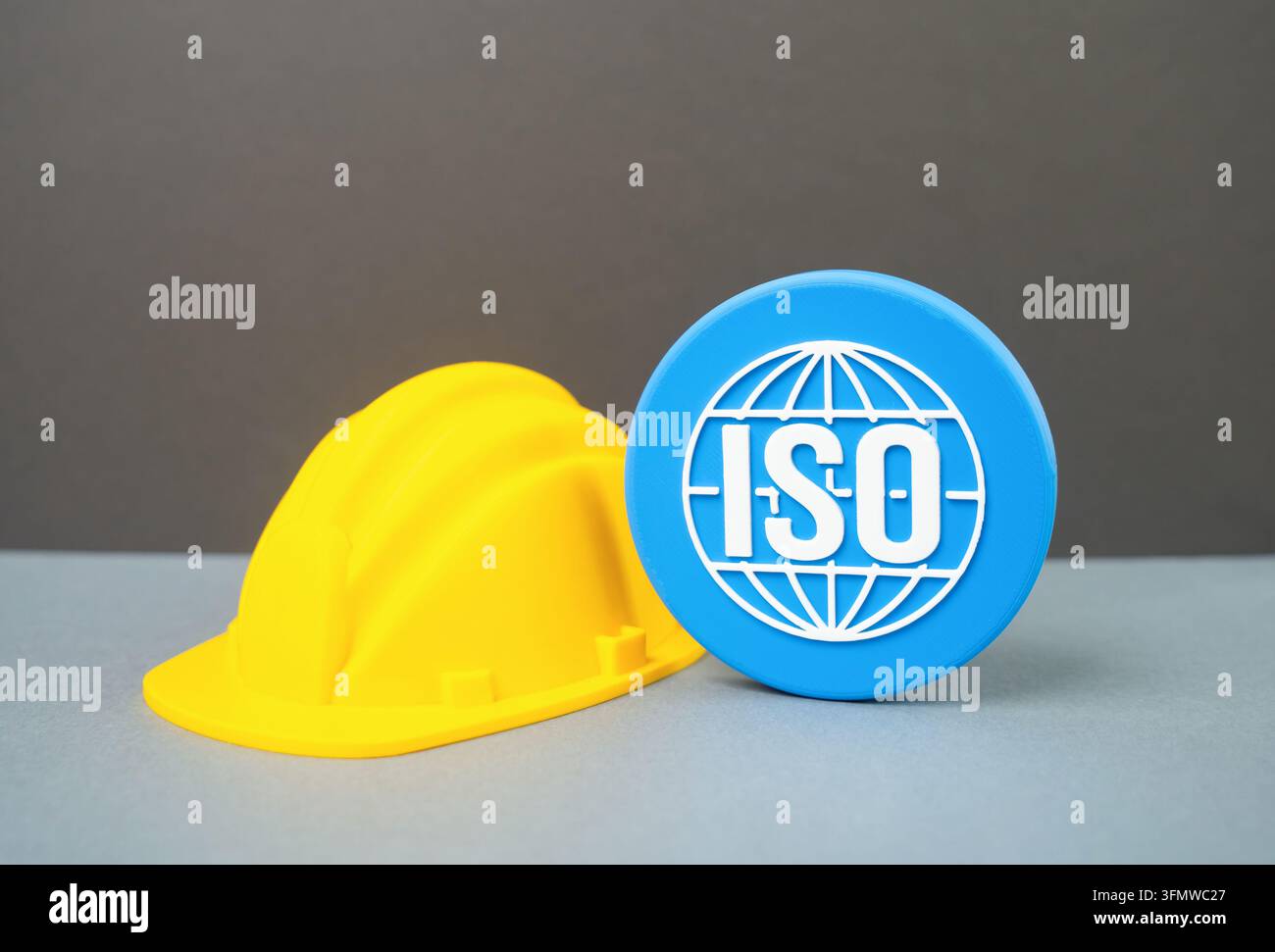 Bauhelm und ISO-Symbol. Normen in der Bauindustrie. Qualitätskontrolle, Zertifizierung, Arbeitssicherheit und internationaler Bau Stockfoto