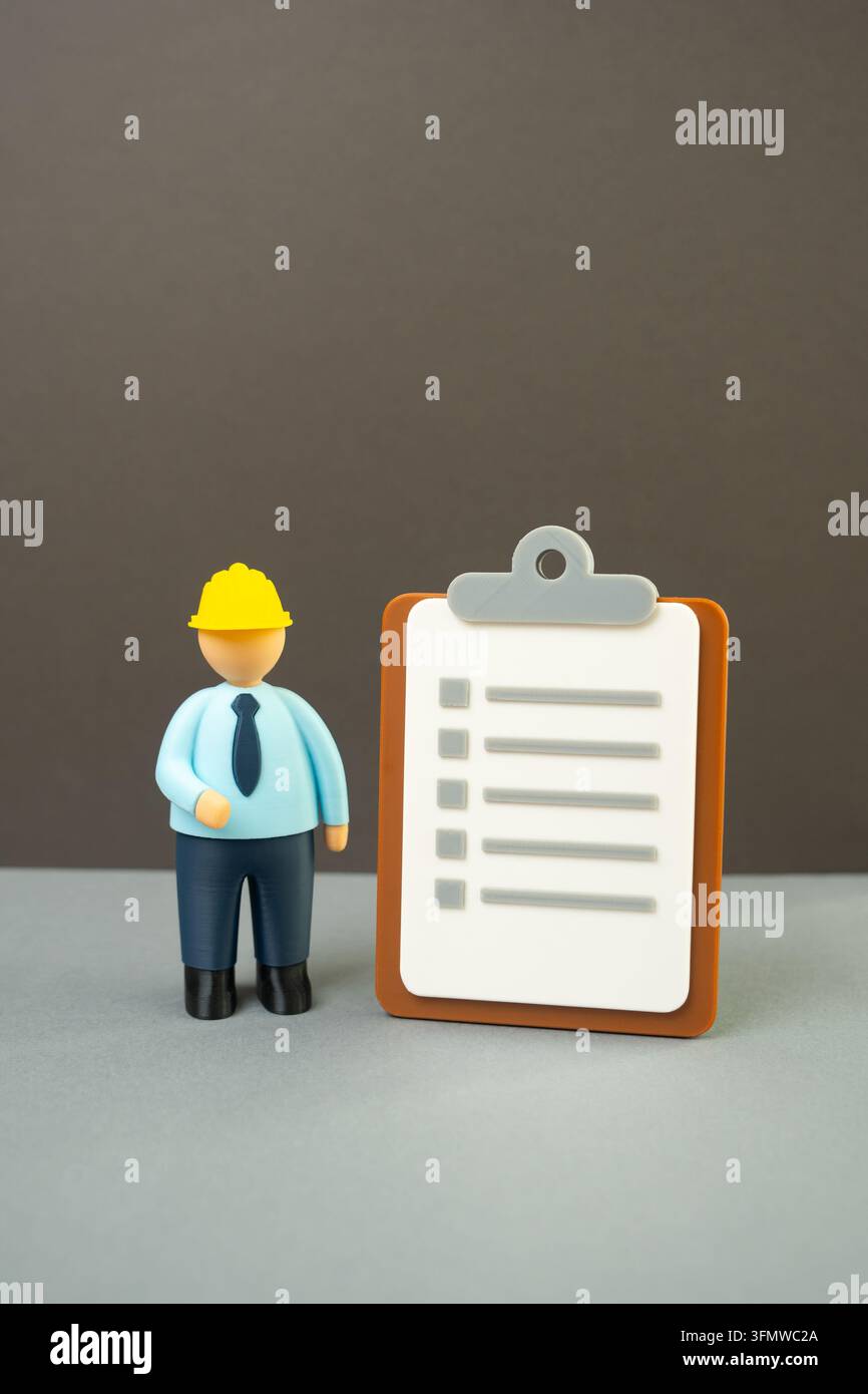 Beamtter mit gelbem Sicherheitshelm und Papierklammbrett. Inspektionen und Tests. Audits und Arbeitssicherheitsstandards. Baustellenkonformität, Arbeitsplat Stockfoto