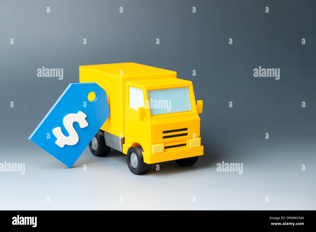 LKW und Preisschild. Kosten für Transport und Fracht services. Versandkosten, Logistikpreise und Liefergebühren. Kommerzieller Transport, Treibstoff Stockfoto