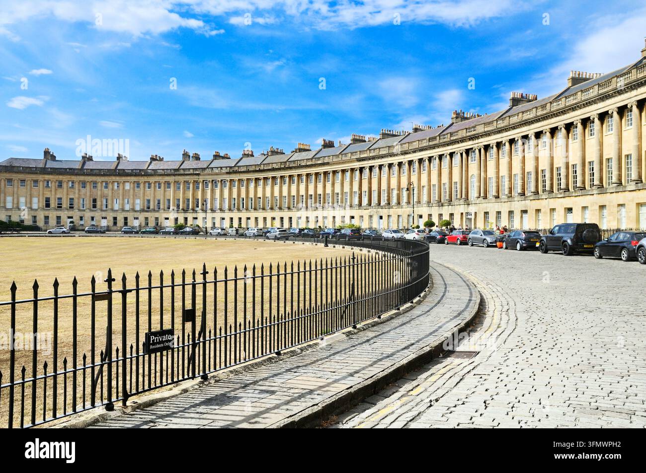 Der Royal Crescent, weltberühmte Grade I-gelistete georgianische Stadthäuser in der historischen UNESCO-Stadt Bath, Somerset, England UK. Arch. John Wood, der Jüngere Stockfoto