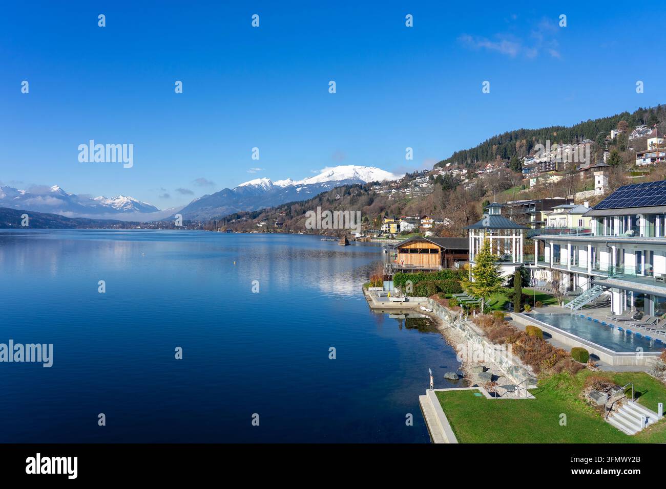 Panoramarundblick auf den Millstätter See und schneebedeckte österreichische Alpen Stockfoto