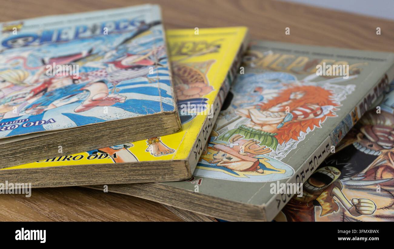 SÜD-KALIMANTAN, INDONESIEN - 30. SEPTEMBER 2026: Mehrere Bände des One Piece Manga-Comics des Autors Eiichiro Oda sind diagonal auf einem Woo Stockfoto