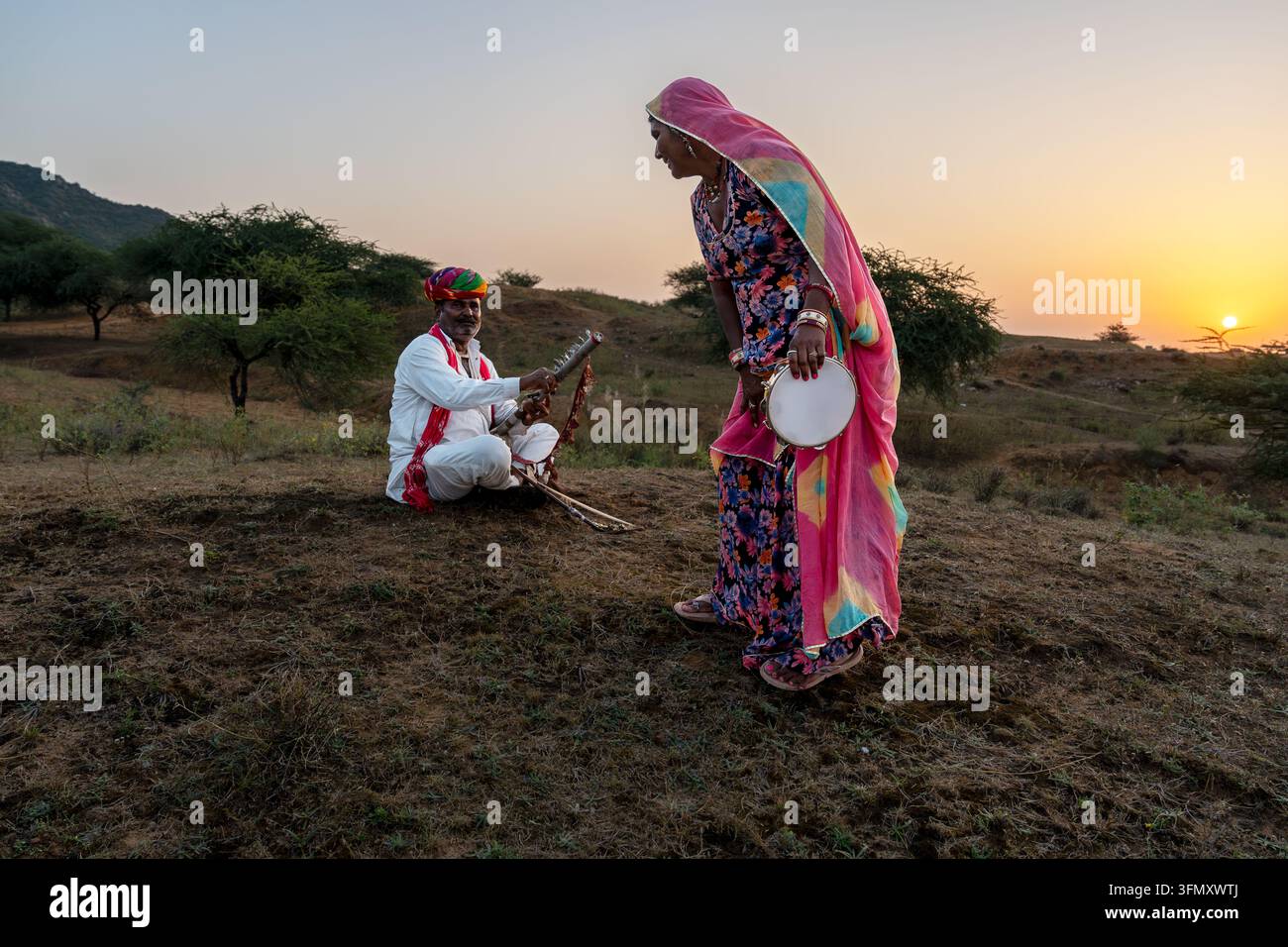 Rajasthanischer Volksmusikant und Sänger mit Ravanahatha und Khanjari Dafli in Pushkar Rajasthan Indien Stockfoto