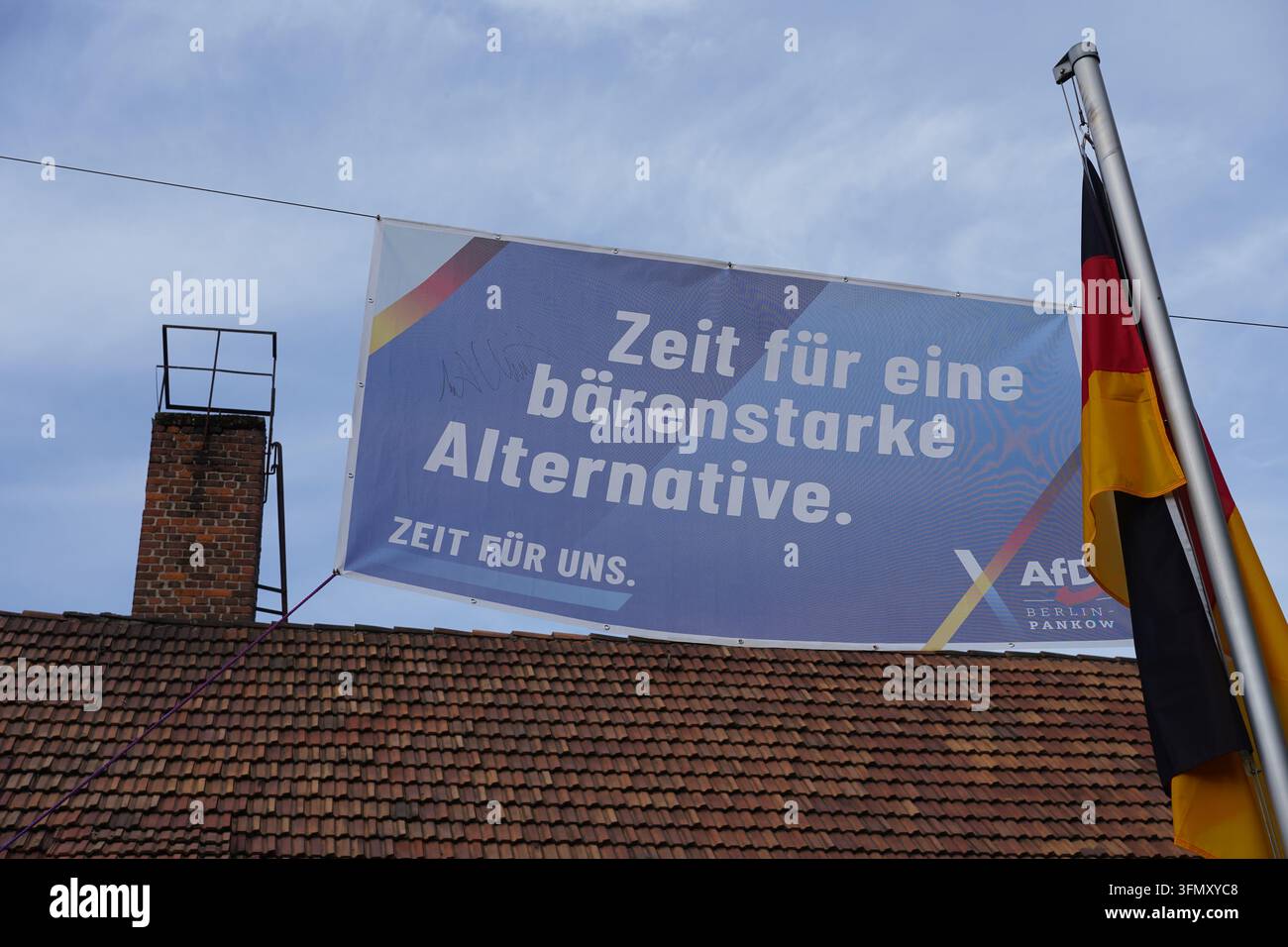 Berlin, Deutschland - 30. September 2026: Banner des AfD (Alternative für Deutschland) Kreisverbands in Pankow mit Slogan und deutscher Flagge. Stockfoto