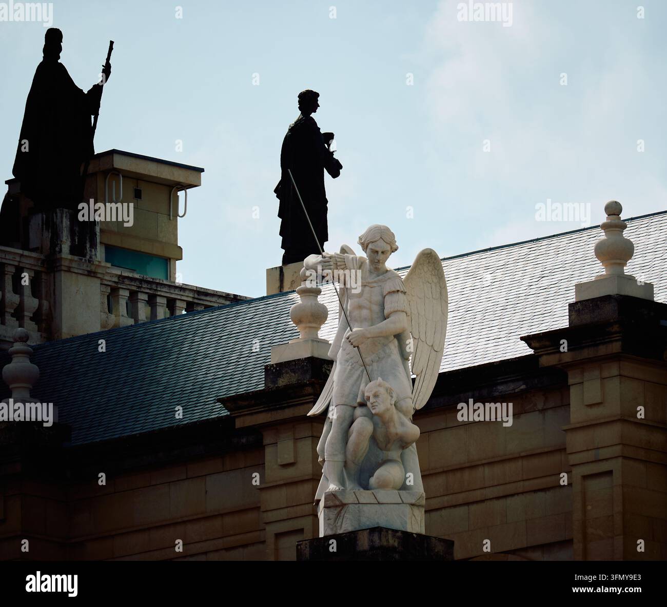 Statuen des Erzengels Michael und Silhouetten von Aposteln in der Almudena-Kathedrale, Madrid, Spanien Stockfoto
