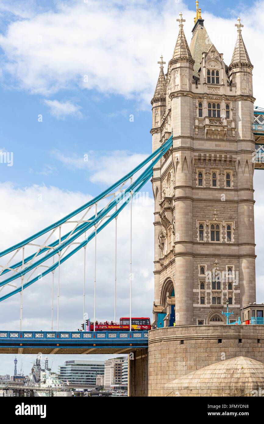 Ein offenes rotes Touristenbus überquert die Tower Bridge über die Themse, London, England UK Stockfoto