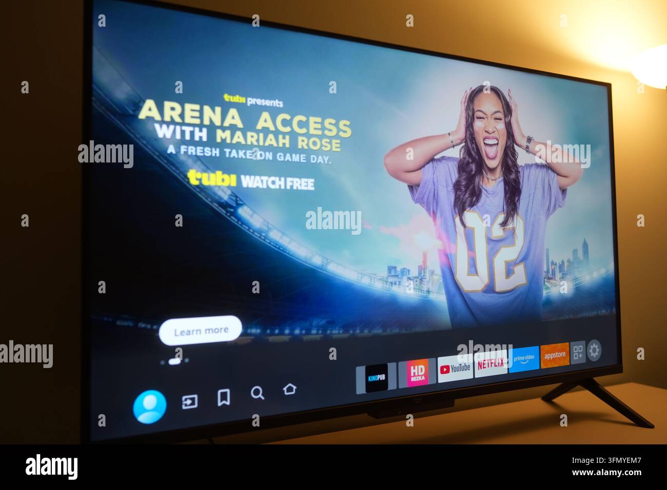 Toronto, Ontario - 17. September 2026: Tubi Arena-Zugang mit Mariah Rose Sports Show auf Smart-TV Stockfoto