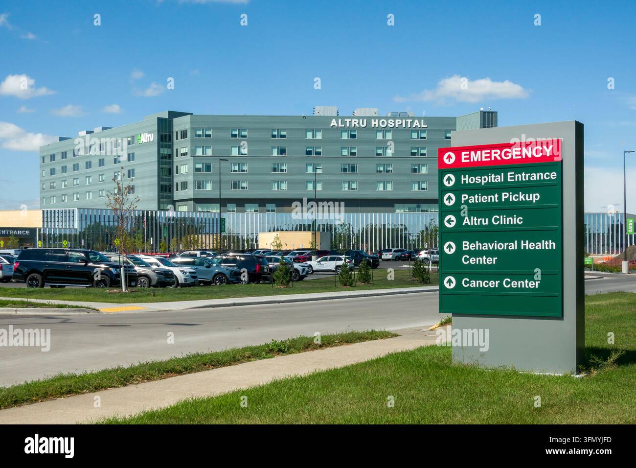 Grand Forks, ND, USA - 1. September 2026: Außenansicht des Altru-Krankenhauses und Markenlogo. Stockfoto