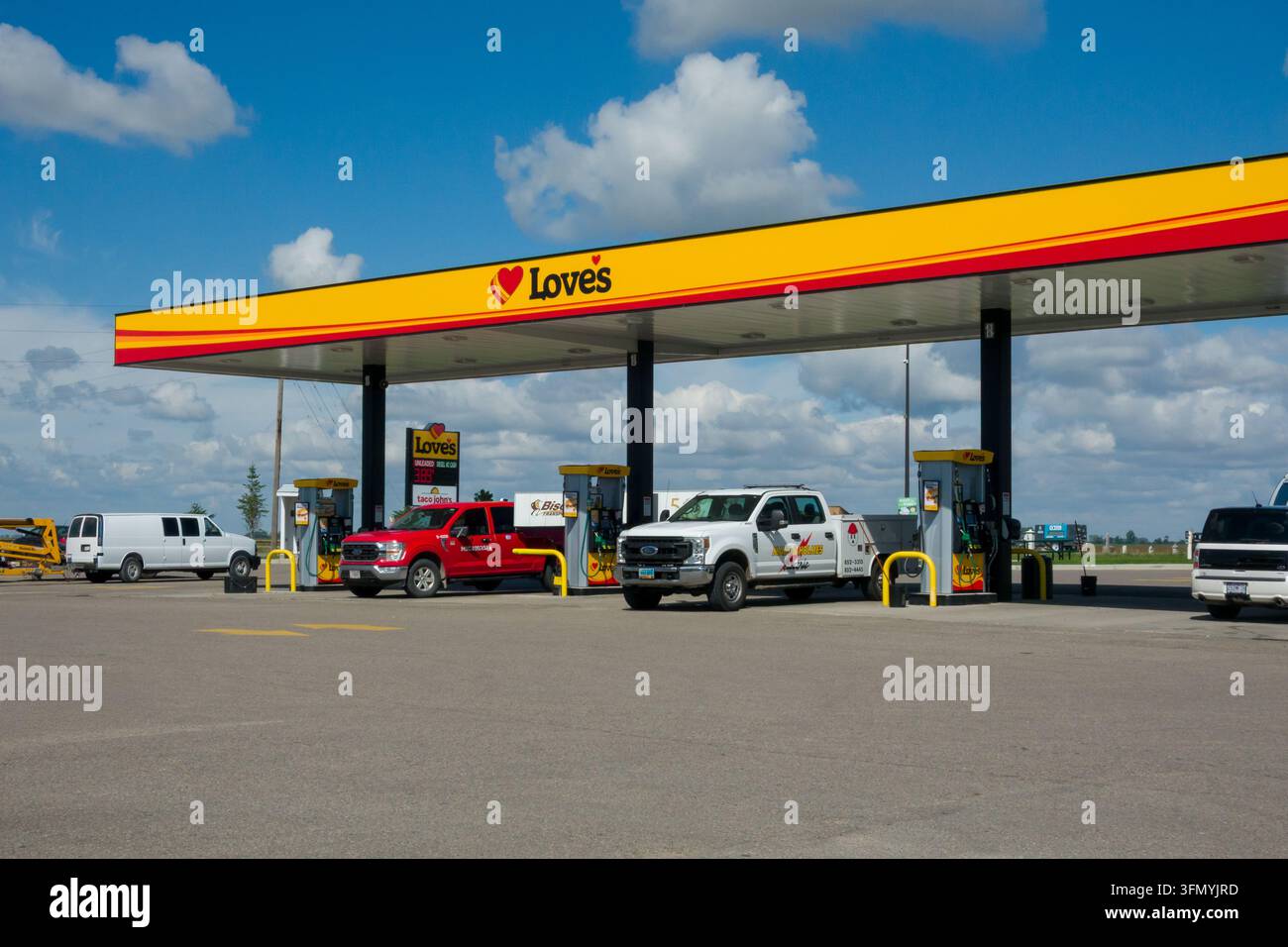Pembina, ND, USA - September 1, 2026: Außenansicht und Markenlogo von Love's Tankstelle. Stockfoto
