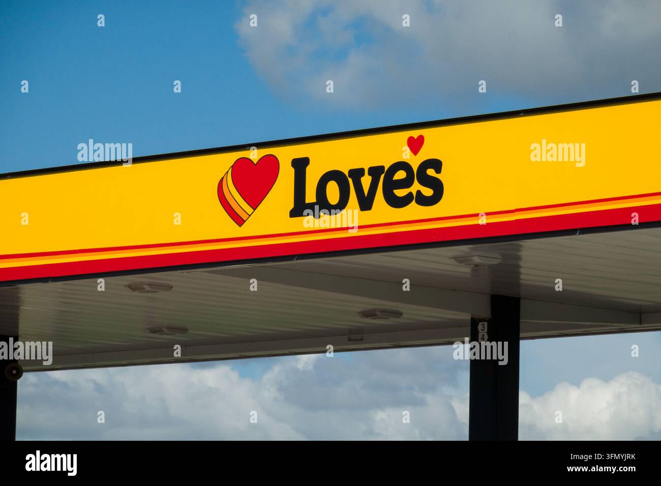 Pembina, ND, USA - September 1, 2026: Außenansicht und Markenlogo von Love's Tankstelle. Stockfoto