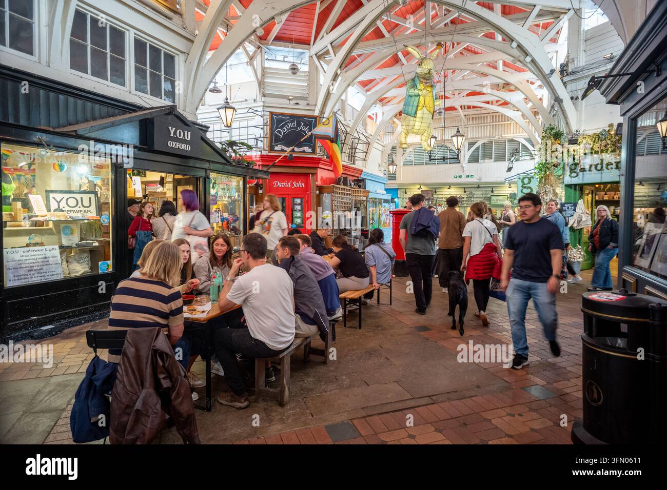 Menschen, die im überdachten Markt in Oxford, Oxford UK, essen Stockfoto