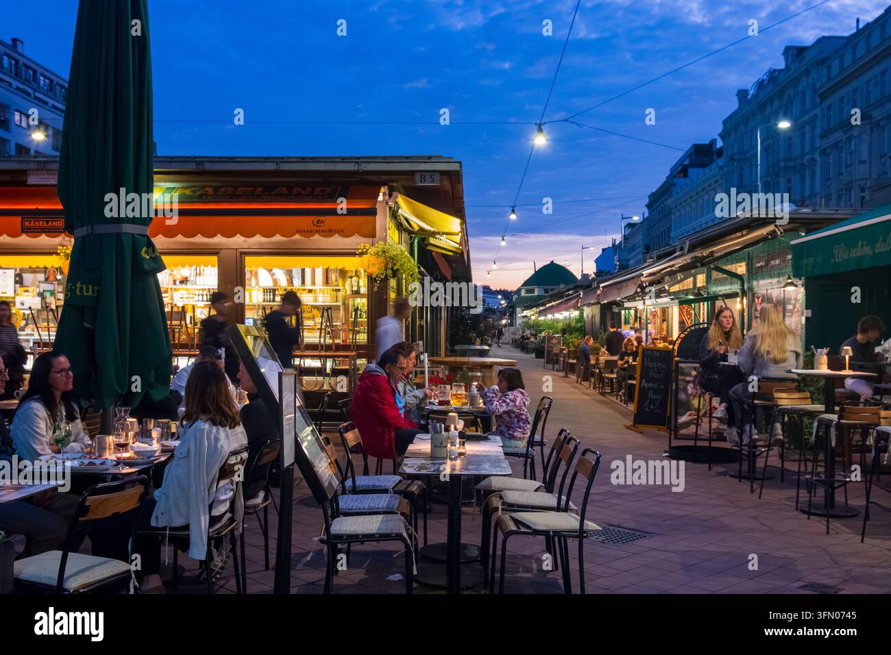 Wien: Restaurant im Markt Naschmarkt im 06. Mariahilf, Wien, Österreich Stockfoto