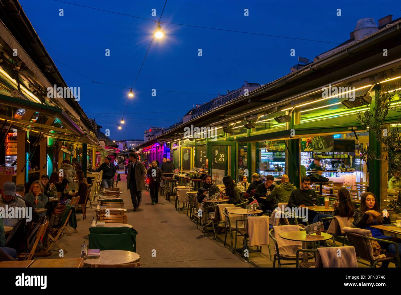Wien: Restaurant im Markt Naschmarkt im 06. Mariahilf, Wien, Österreich Stockfoto