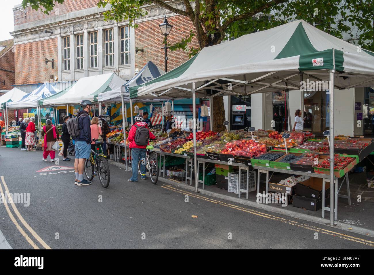 Ashford Street Market, Stadtzentrum, Ashford, Kent, Obst- und Gemüsestand Stockfoto