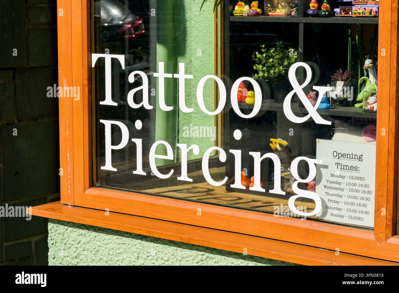 Porthmadog, Gwynedd, Wales, UK – 212. August 2026: Schild im Fenster eines Tattoo- und Piercingstudios in der nordwalisischen Stadt Porthmadog. Stockfoto