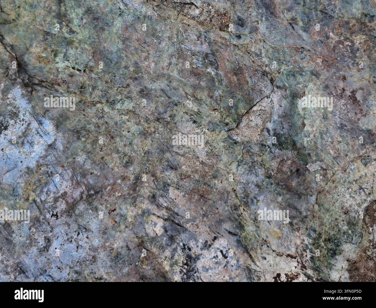 Eine hochdetaillierte Nahaufnahme, die die einzigartige glatte Oberflächentextur eines natürlichen Marmorsteins oder einer Mineralgesteinsformation einfängt. Stockfoto