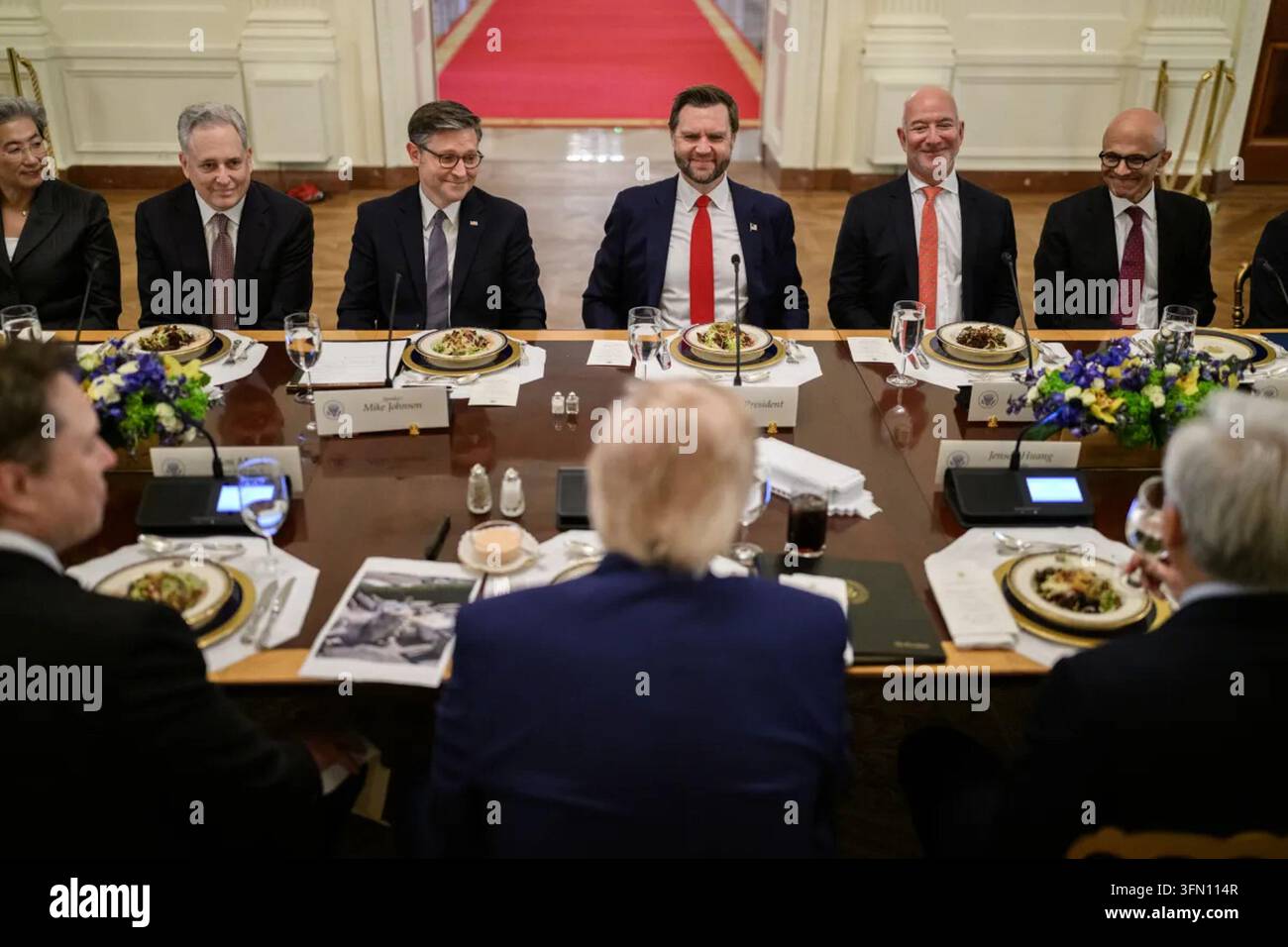 Vizepräsident JD Vance sitzt mit Regierungs- und Technologieführern während des Super-Intelligence-Luncheons von Präsident Donald J. Trump im East Room des Weißen Hauses in Washington, D.C., am 29. September 2026. Unter den abgebildeten Teilnehmern sind Sprecher Mike Johnson, Amazon-Gründer Jeff Bezos und Microsoft-CEO Satya Nadella. Bild mit freundlicher Genehmigung des Weißen Hauses. Stockfoto