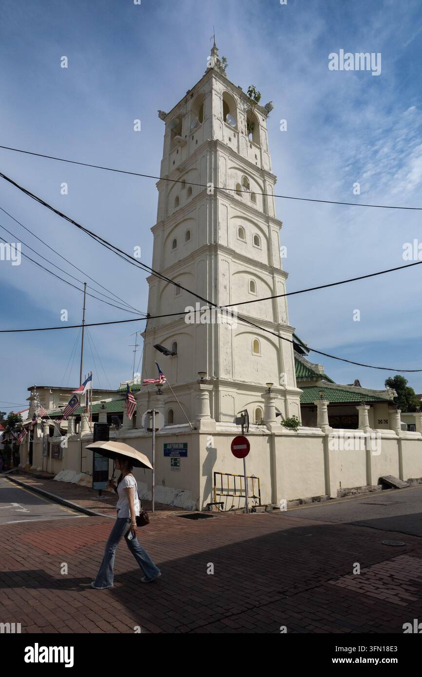 Historisches weißes Steinminarett von Masjid Kampung Kling in der Harmony Street, Melaka, einem UNESCO-Weltkulturerbe in Malaysia Stockfoto