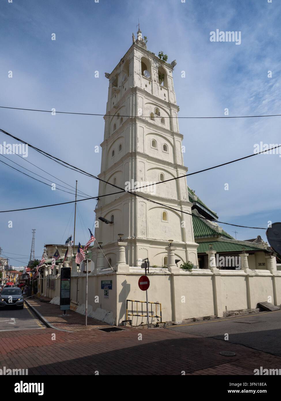 Historisches weißes Steinminarett von Masjid Kampung Kling in der Harmony Street, Melaka, einem UNESCO-Weltkulturerbe in Malaysia Stockfoto