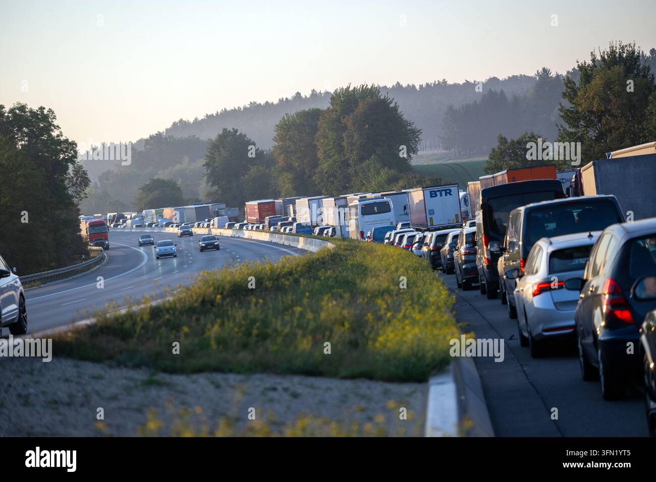 Ottersried, Deutschland. 01. Okt., 2026. Auf der Autobahn 9 hat sich ein Stau gebildet. Auf der Autobahn 9 in Richtung München kam ein Mann zwischen zwei Fahrzeugen fest und erlitt tödliche Verletzungen. Die Autobahn in Richtung München ist derzeit vollständig gesperrt. Der Verkehr wird an der Anschlussstelle Holledau umgeleitet. Credit: Pia Bayer/dpa/Alamy Live News Stockfoto