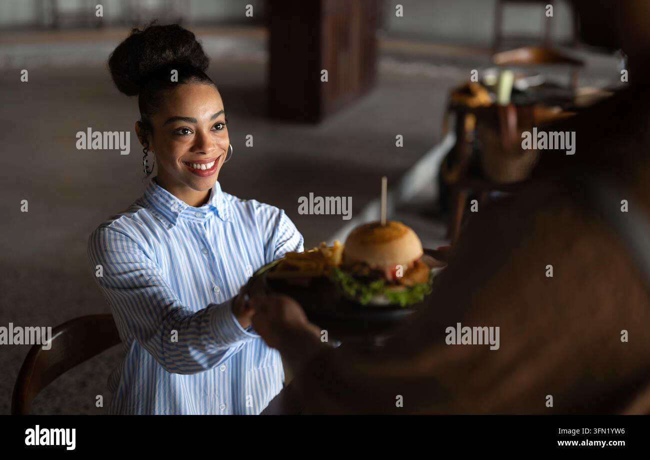 Marketing-Momente im Restaurant, ein frischer Burger und Pommes Frites mit einem Lächeln sorgen für visuelle Inhalte Stockfoto