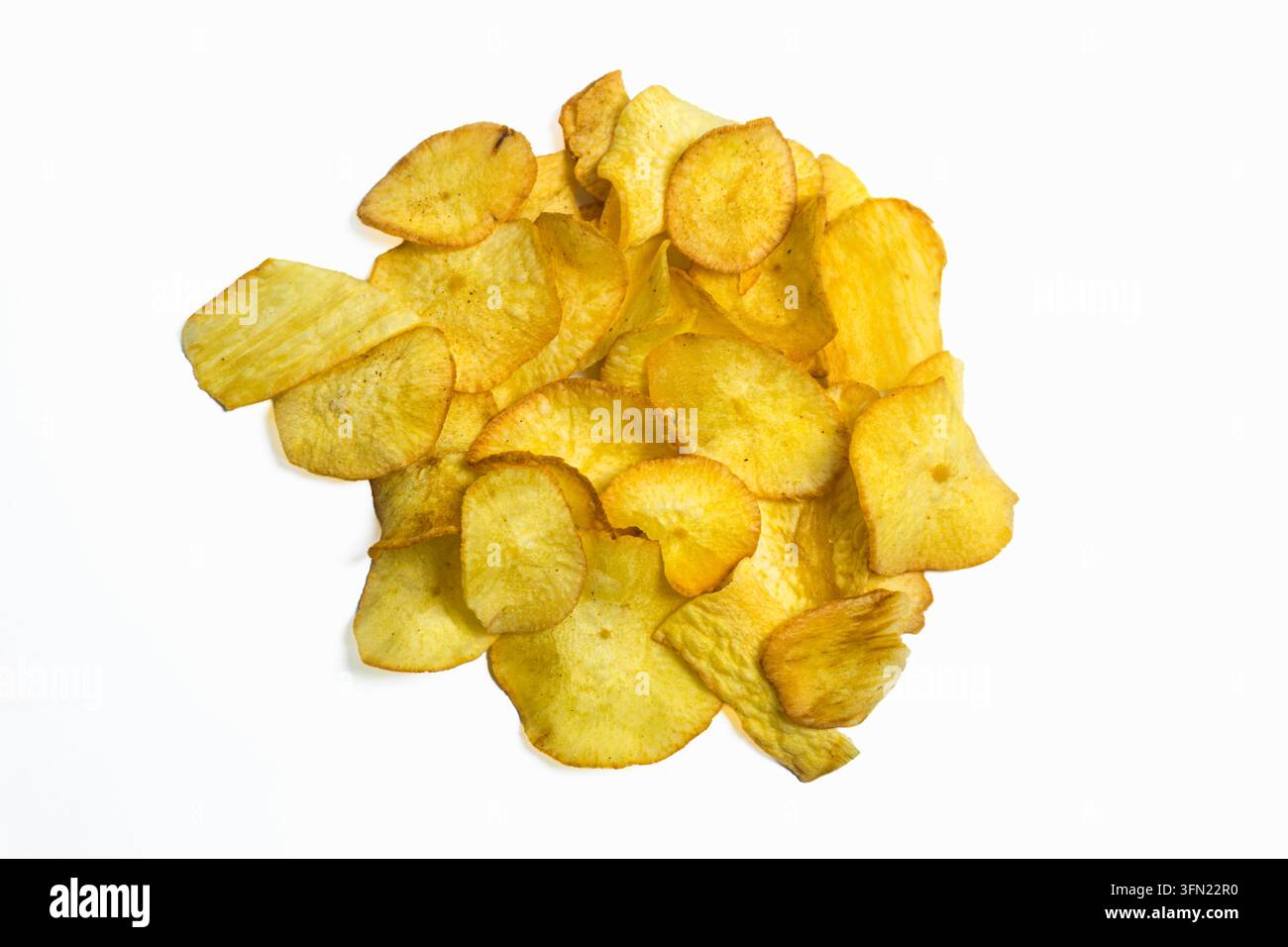 Knusprige goldene gebratene Kassava-Chips auf weißem Hintergrund gestapelt, Ansicht von oben, isolierter Snack Stockfoto