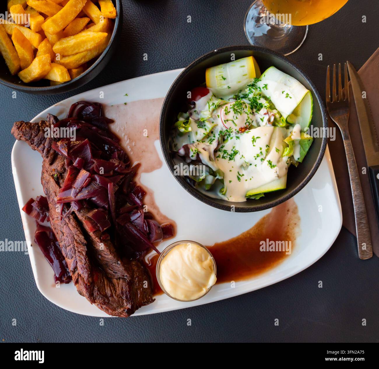 Kalbssteak mit Schalotte-Sauce, französische Küche Stockfoto