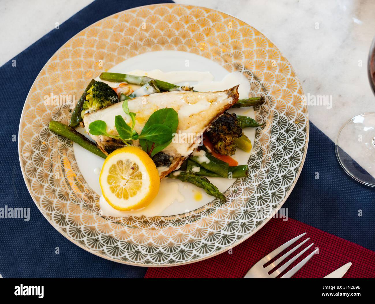 Filet der Seebrasse mit Spargel Stockfoto