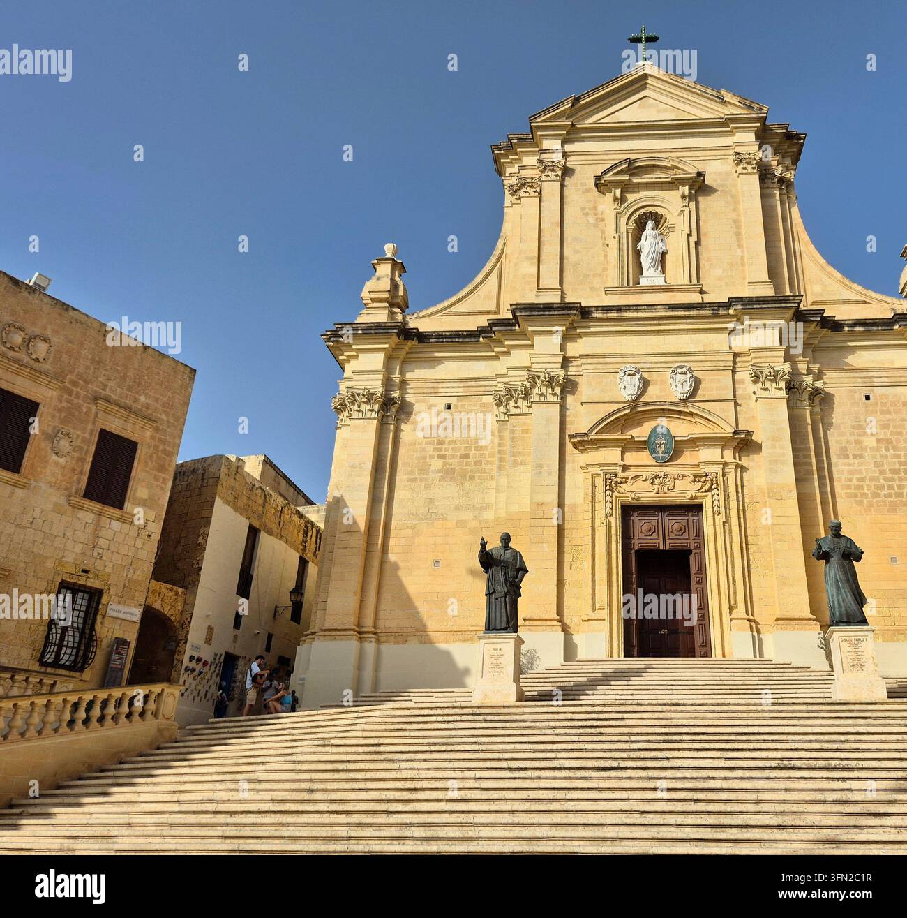 Kathedrale der Mariä Himmelfahrt und ihre Steintreppen in der Zitadelle, Victoria, Gozo, Malta Stockfoto