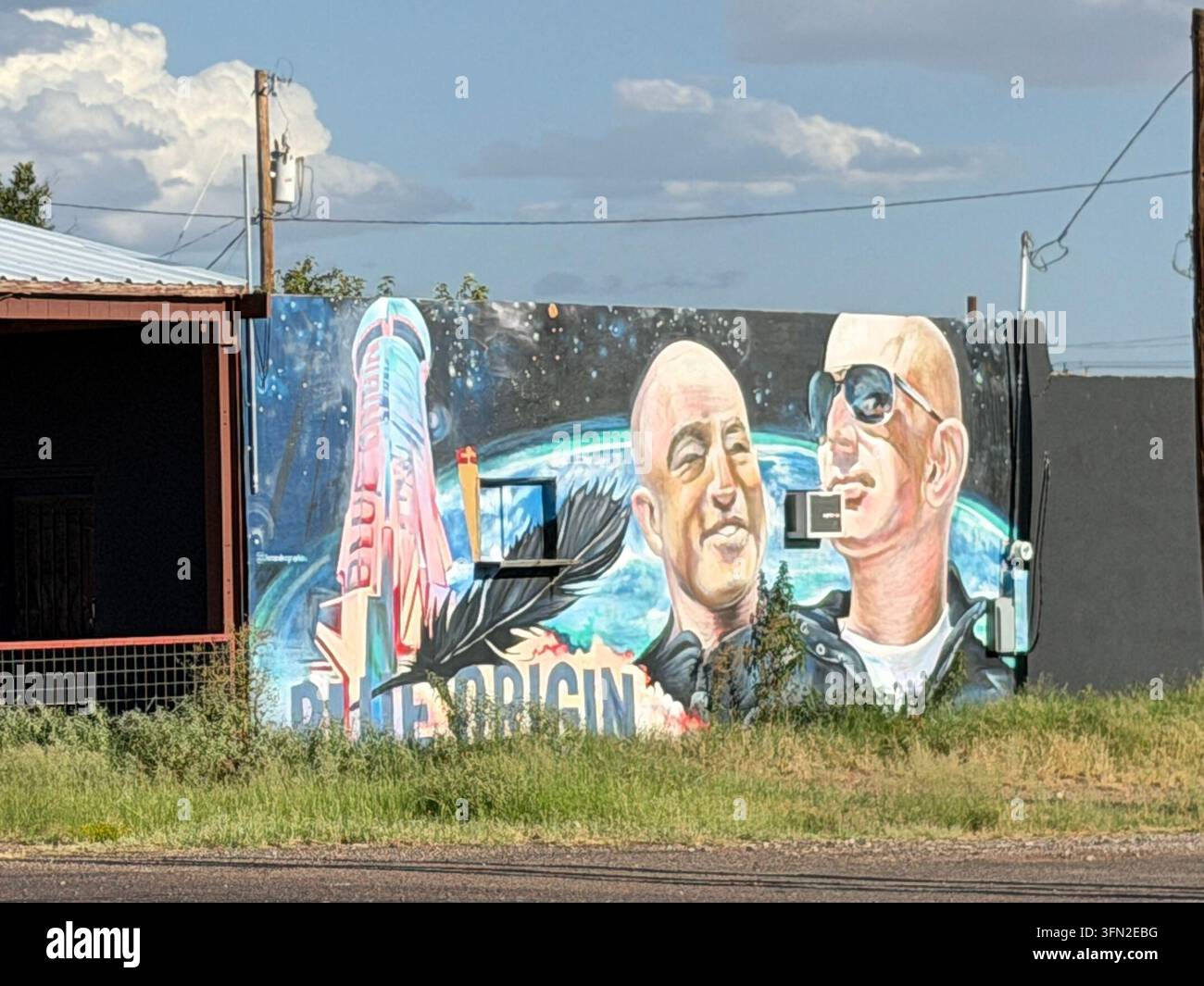 Van Horn, Texas, USA. 18. September 2026. Buschland mit Blue-Origin-Jeff-Bezos-Straßenkunst-Werk auf einer Wand. Stockfoto