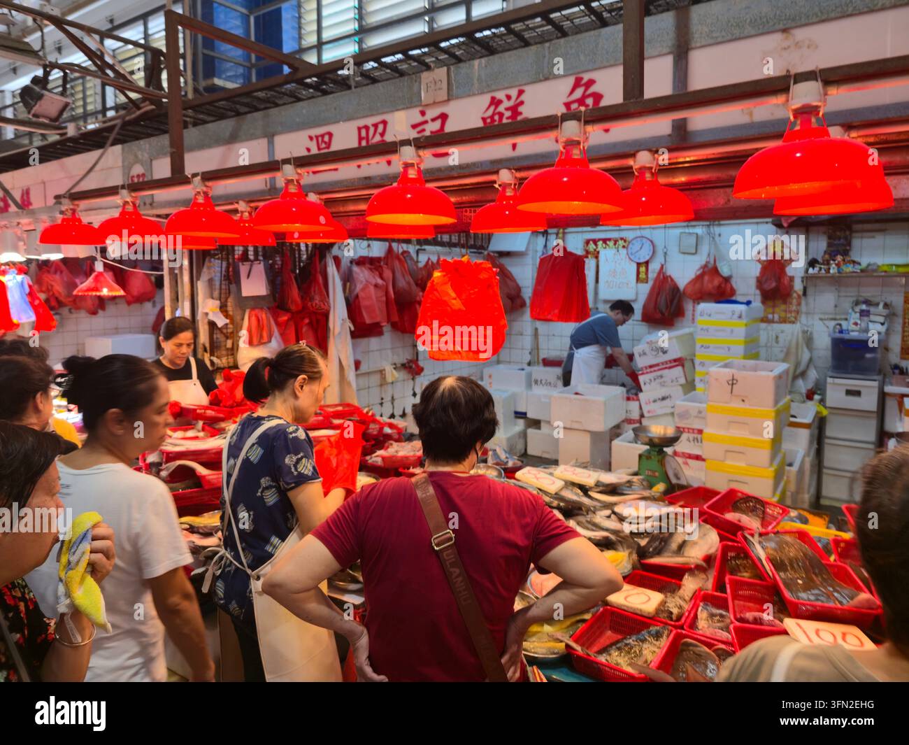 Frischer Fisch- und Meeresfrüchte-Markt in Sham Shui Po in Kowloon, Hongkong. Stockfoto