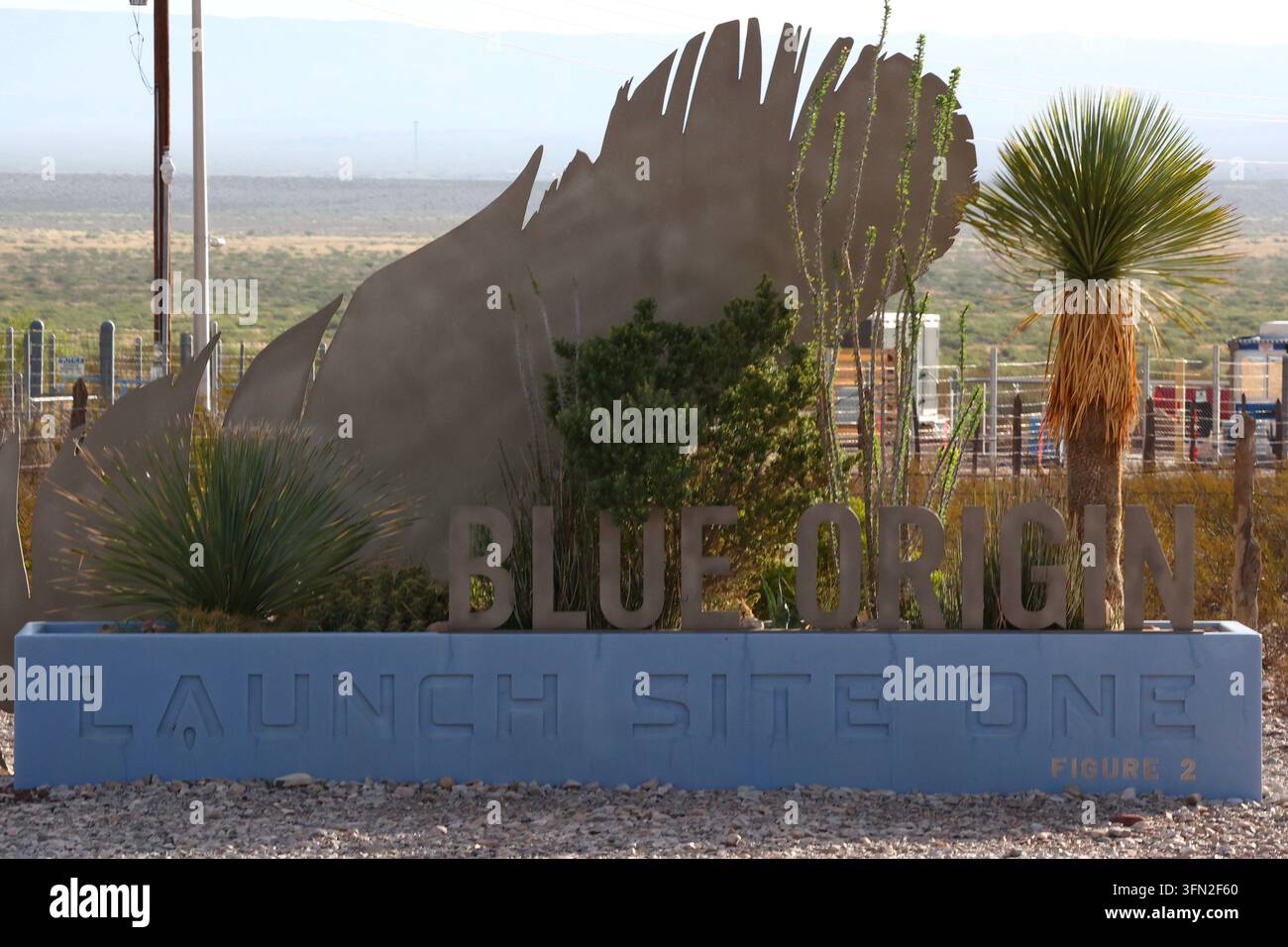 Van Horn, Texas, USA. 19. September 2026. TX-54 Nordautobahn. Blick von der Straße auf das Schild des Eingangs zum Startplatz von Blue Origin, gegründet von Jeff Bezos. Stockfoto
