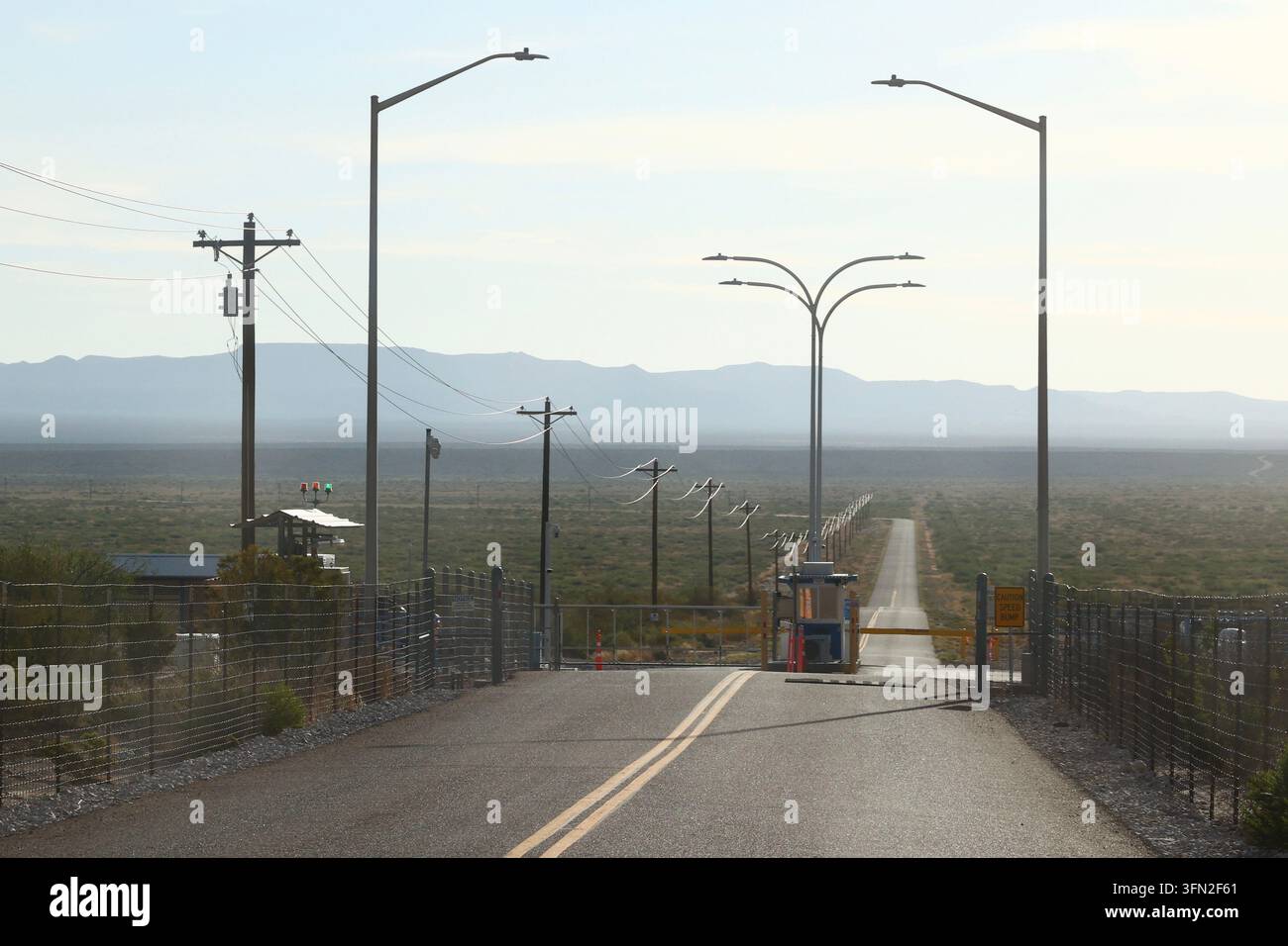 Van Horn, Texas, USA. 19. September 2026. TX-54 Nordautobahn. Blick von der Straße auf das Eingangstor des von Jeff Bezos gegründeten Blue-Origin-Startplatzes. Stockfoto