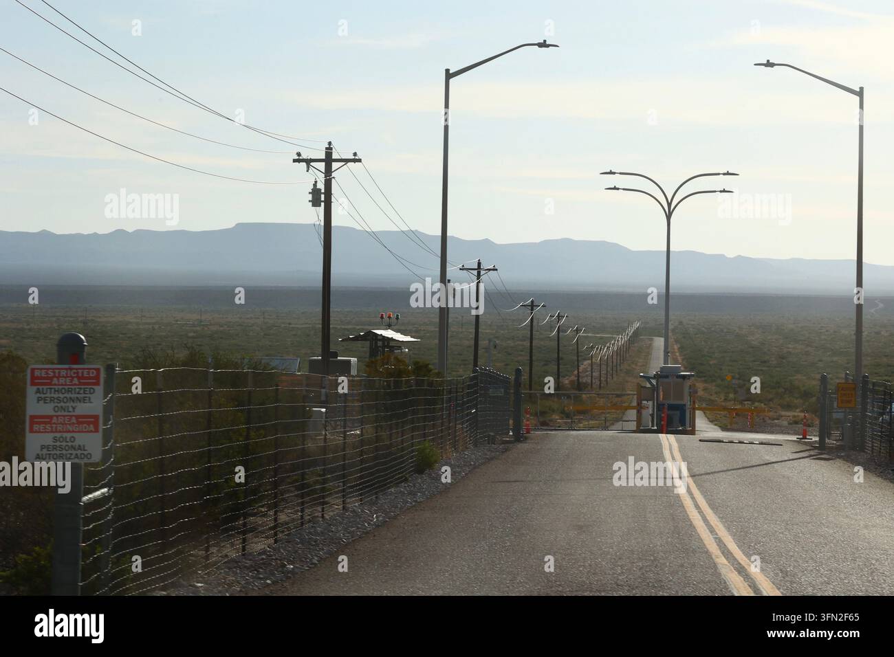Van Horn, Texas, USA. 19. September 2026. TX-54 Nordautobahn. Blick von der Straße auf den Eingang des von Jeff Bezos gegründeten Blue-Origin-Startplatzes mit einem Schild für eingeschränkten Zugang. Stockfoto