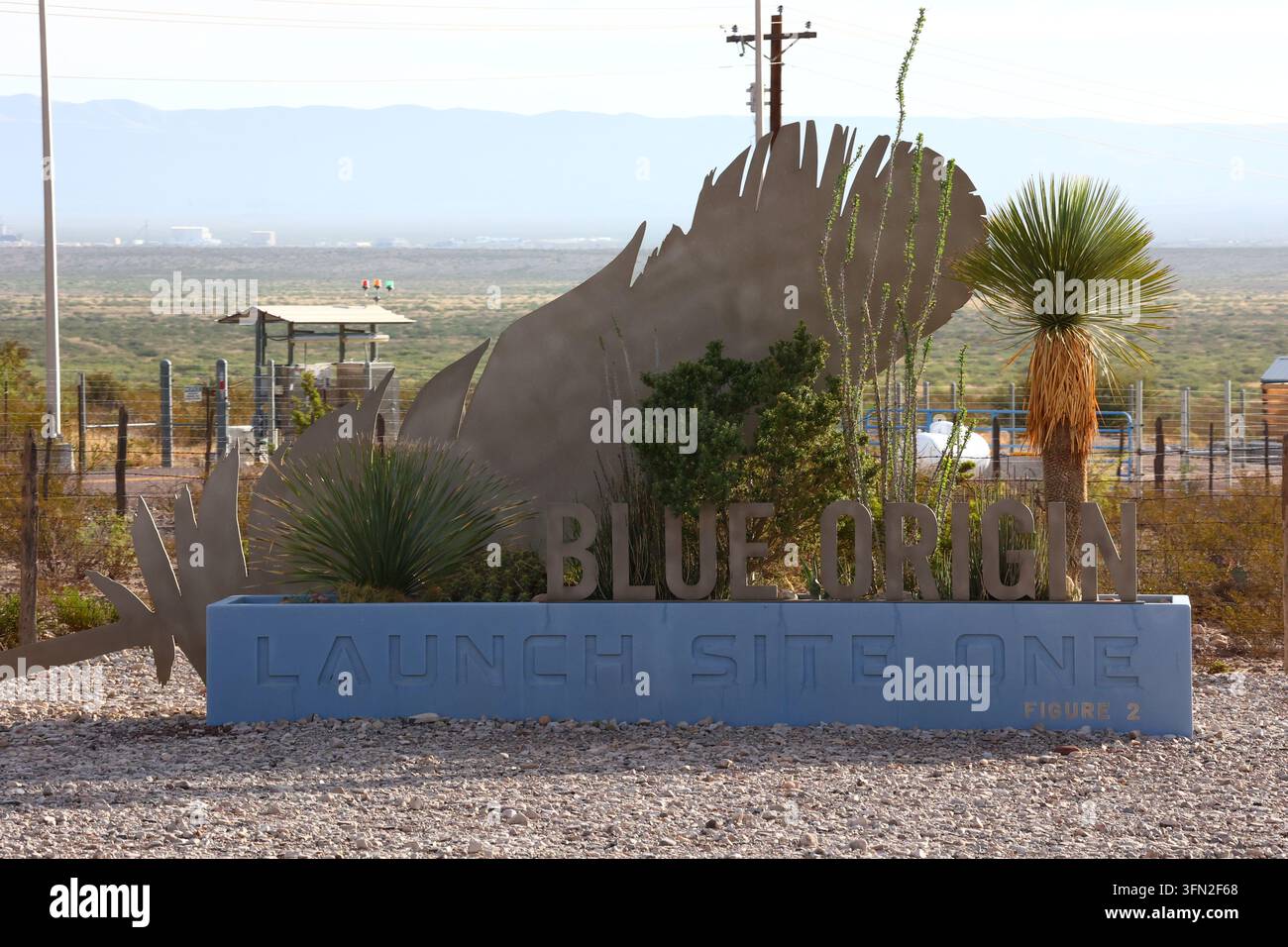 Van Horn, Texas, USA. 19. September 2026. Fahrt von Van Horn, Texas auf der TX-54 Nord-Autobahn. Ansicht von der Straße des Eingangszeichens der von Jeff Bezos gegründeten Blue-Origin-Startstätte. Stockfoto