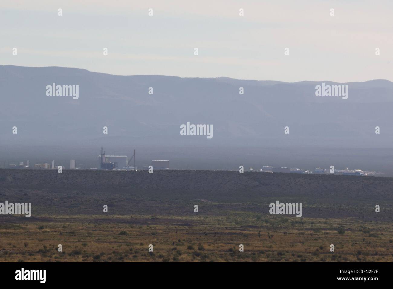 Van Horn, Texas, USA. 19. September 2026. Fahrt von Van Horn, Texas auf der TX-54 Nord Schnellstraße. Blick von der Straße auf den von Jeff Bezos gegründeten Blue-Origin-Startplatz eins in der Ferne. Stockfoto