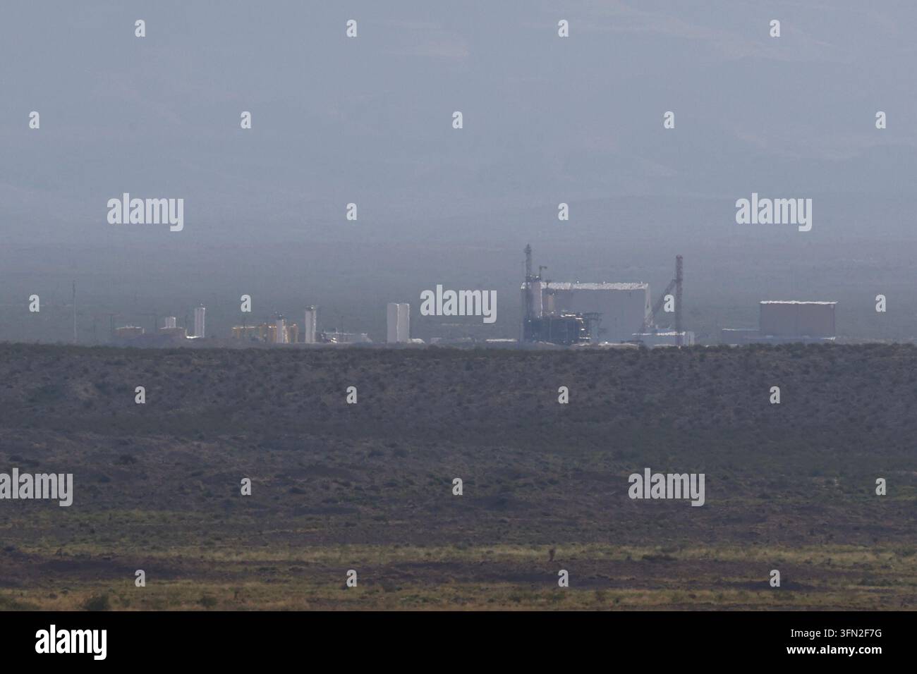 Van Horn, Texas, USA. 19. September 2026. Fahrt von Van Horn, Texas auf der TX-54 Nord Schnellstraße. Blick von der Straße auf den von Jeff Bezos gegründeten Blue-Origin-Startplatz eins in der Ferne. Stockfoto