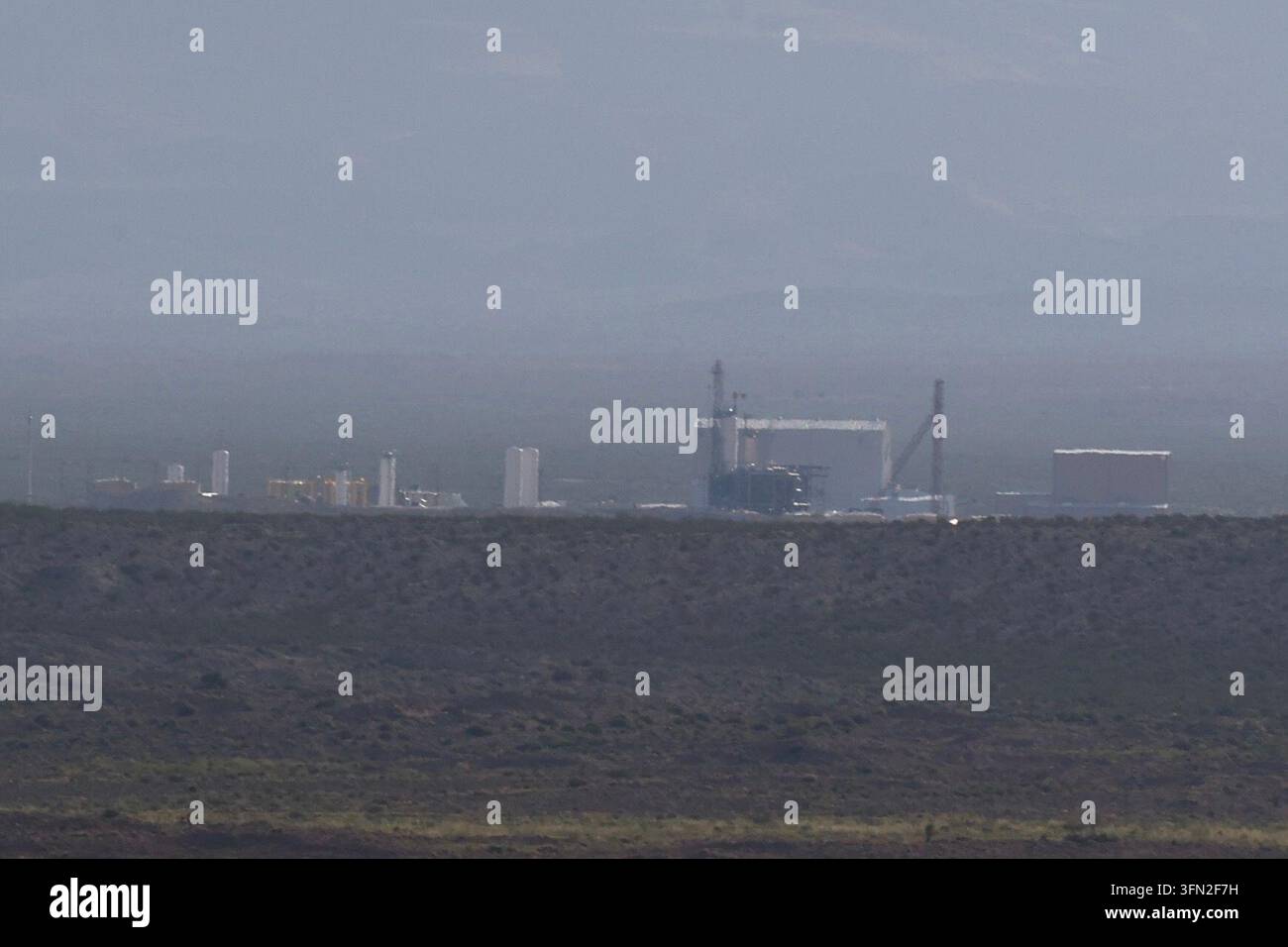 Van Horn, Texas, USA. 19. September 2026. Fahrt von Van Horn, Texas auf der TX-54 Nord Schnellstraße. Blick von der Straße auf den von Jeff Bezos gegründeten Blue-Origin-Startplatz eins in der Ferne. Stockfoto