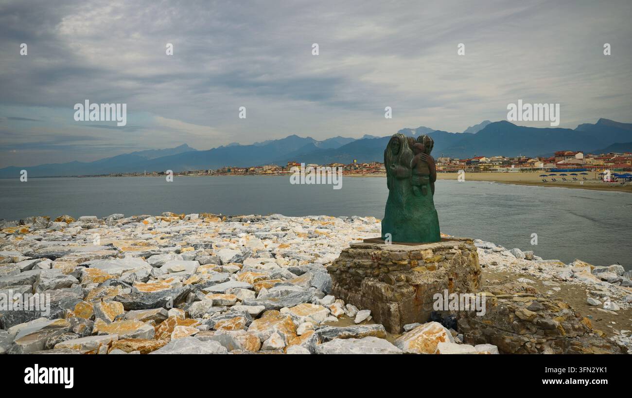 Die Wait-Statue, ein Denkmal, das den Familien von Seeleuten am Hafenpier in Viareggio, Toskana, Italien, gewidmet ist. Stockfoto