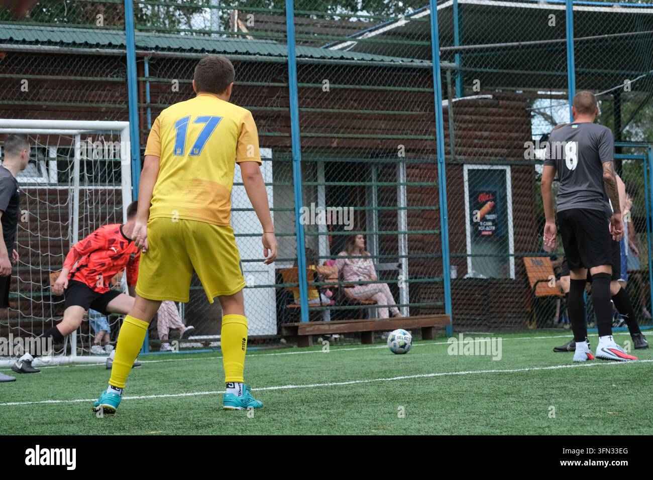 Kiew, Ukraine, 05. September 2026. Ein Torwart beobachtet den Ball in der Nähe des Tores, während sich die Spieler in Position begeben. Stockfoto