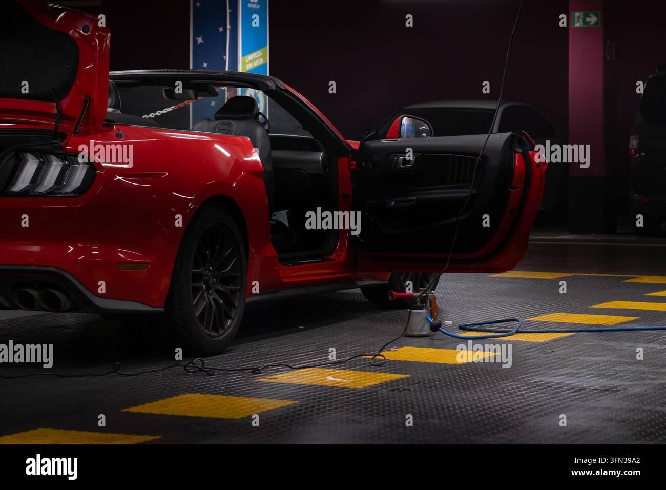 Rotes Ford Mustang Cabrio, das im Einkaufszentrum Habaneras in Torrevieja, Spanien, ausgestellt ist Stockfoto